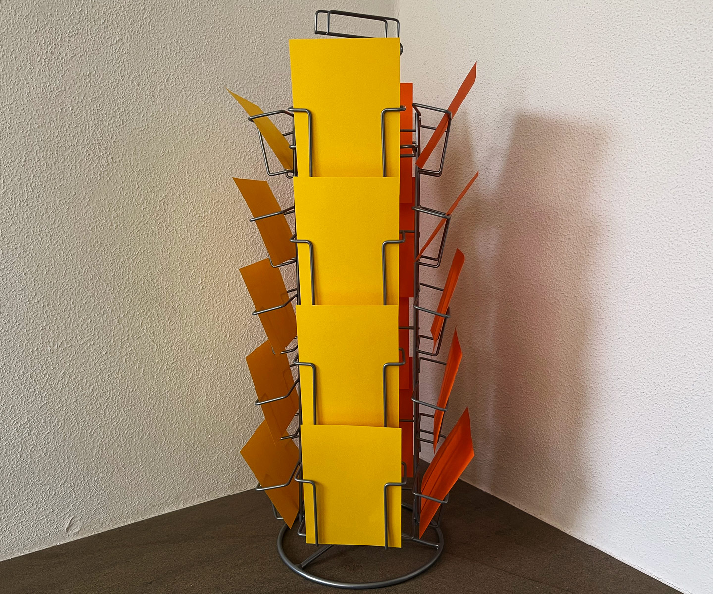 Thekenständer mit 18 Fächern inkl. erster Kartenbestückung mit 180 Post- und Klappkarten