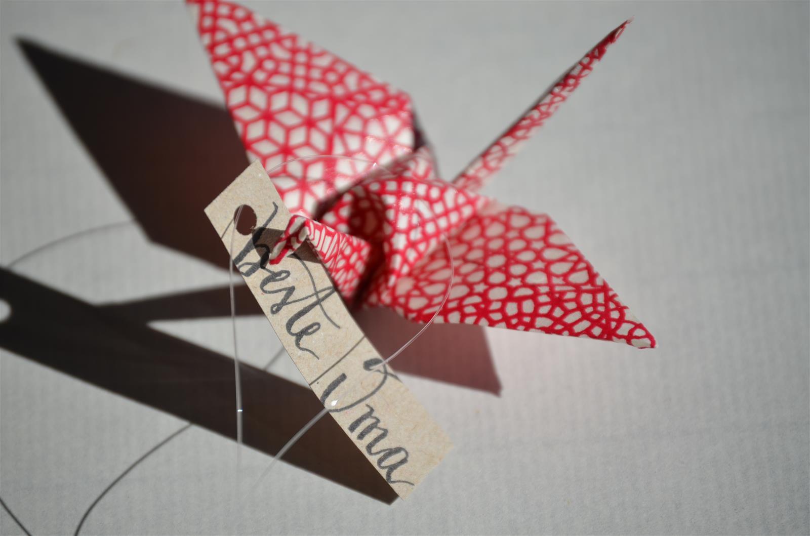 Origami-Kranich: rot gemustert, indiv. Schriftzug