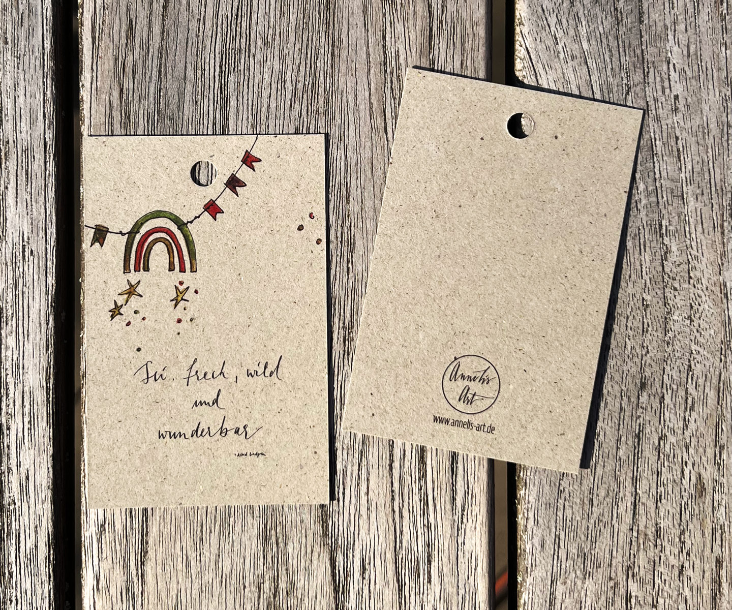 5 x Geschenkanhänger zur Geburt oder Taufe | Sei frech, wild und wunderbar | bunter Regenbogen | 85 x 55 mm