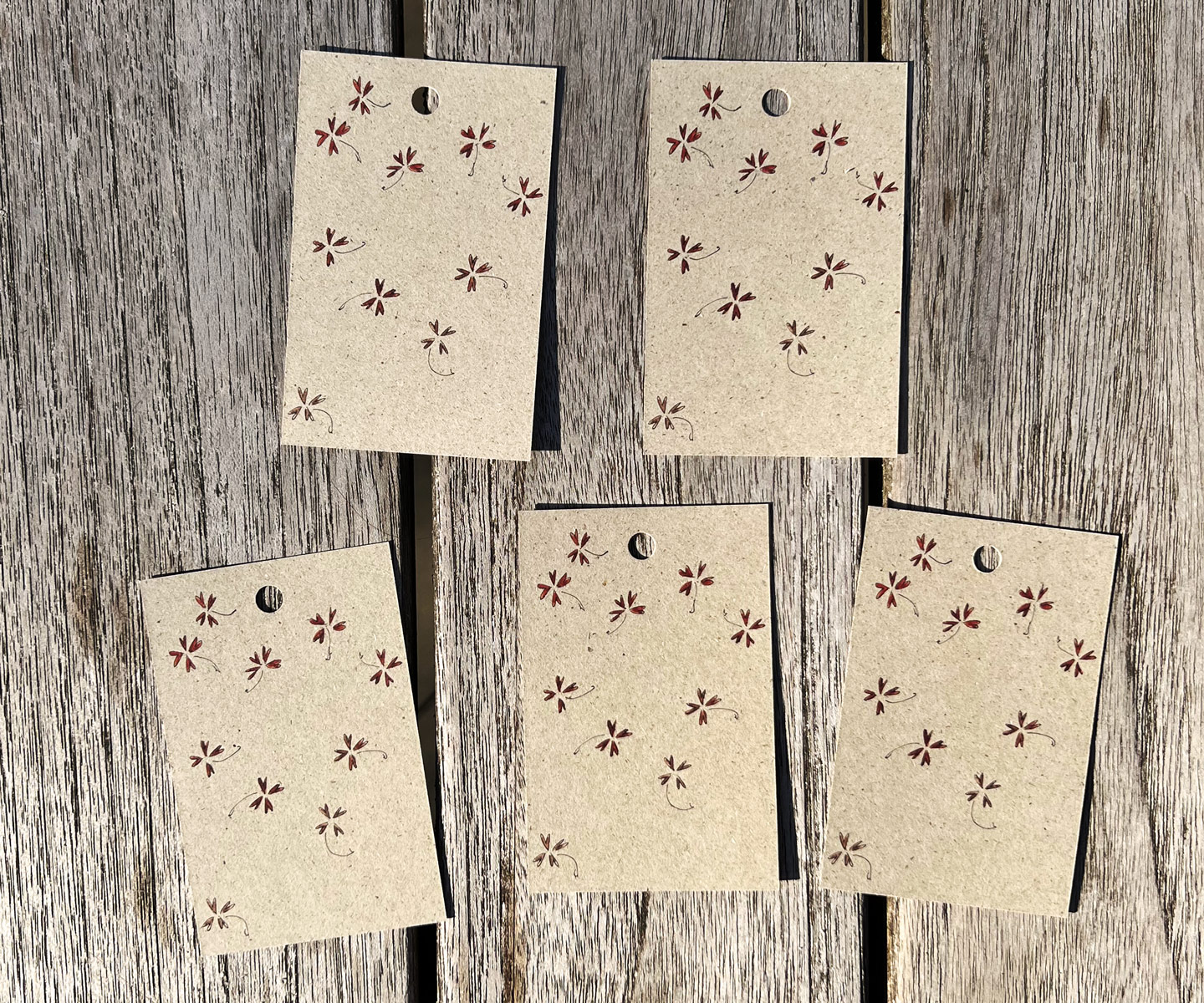 5 x Geschenkanhänger mit Aquarell-Blüten | rote Herzen | 5er Set auf Graspapier | 85 x 55 mm