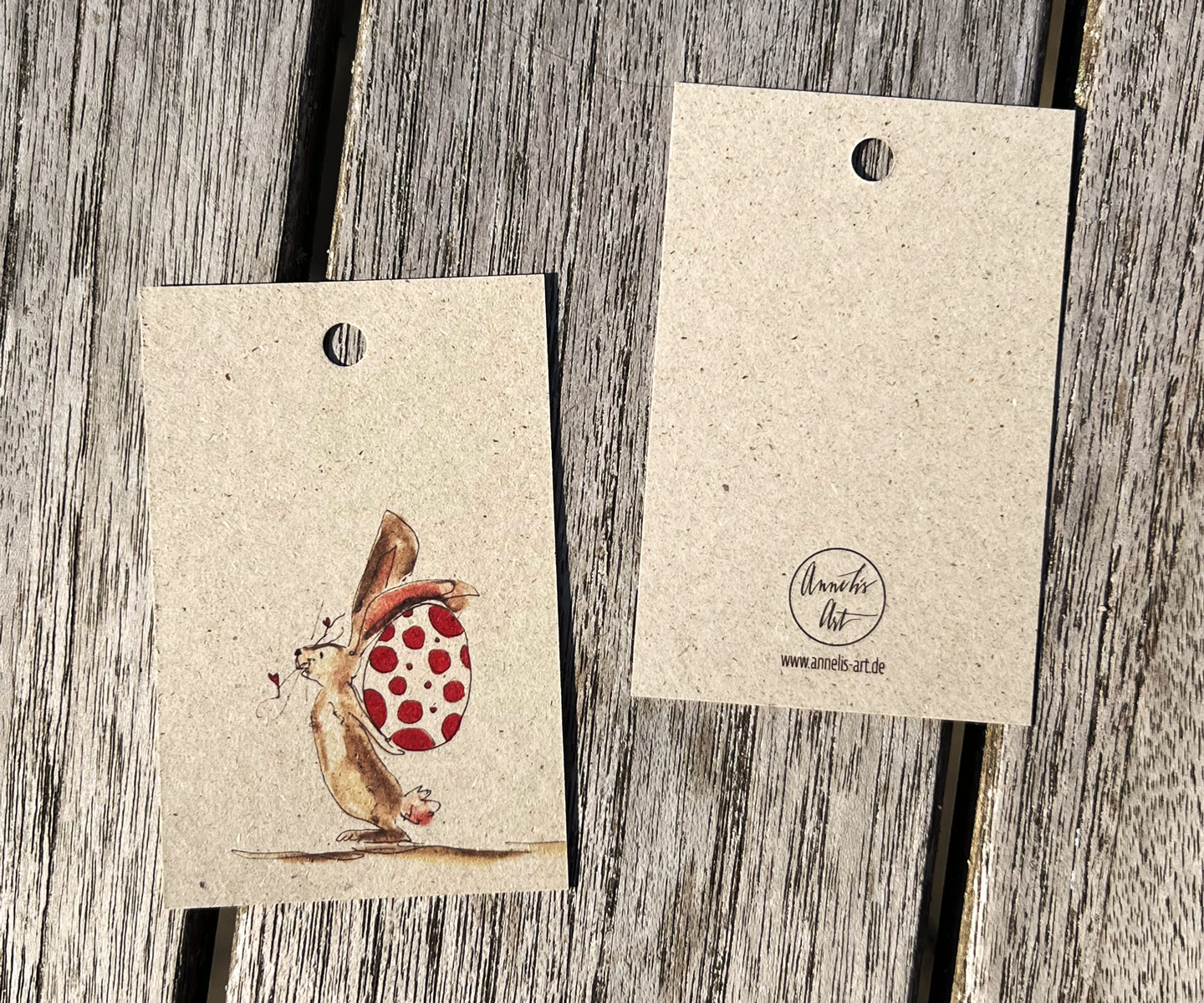 5 x Geschenkanhänger Osterhase mit Ei hinterm Rücken | Oster-Hangtag mit Aquarelmotiv | 5er Set auf Graspapier | 85 x 55 mm