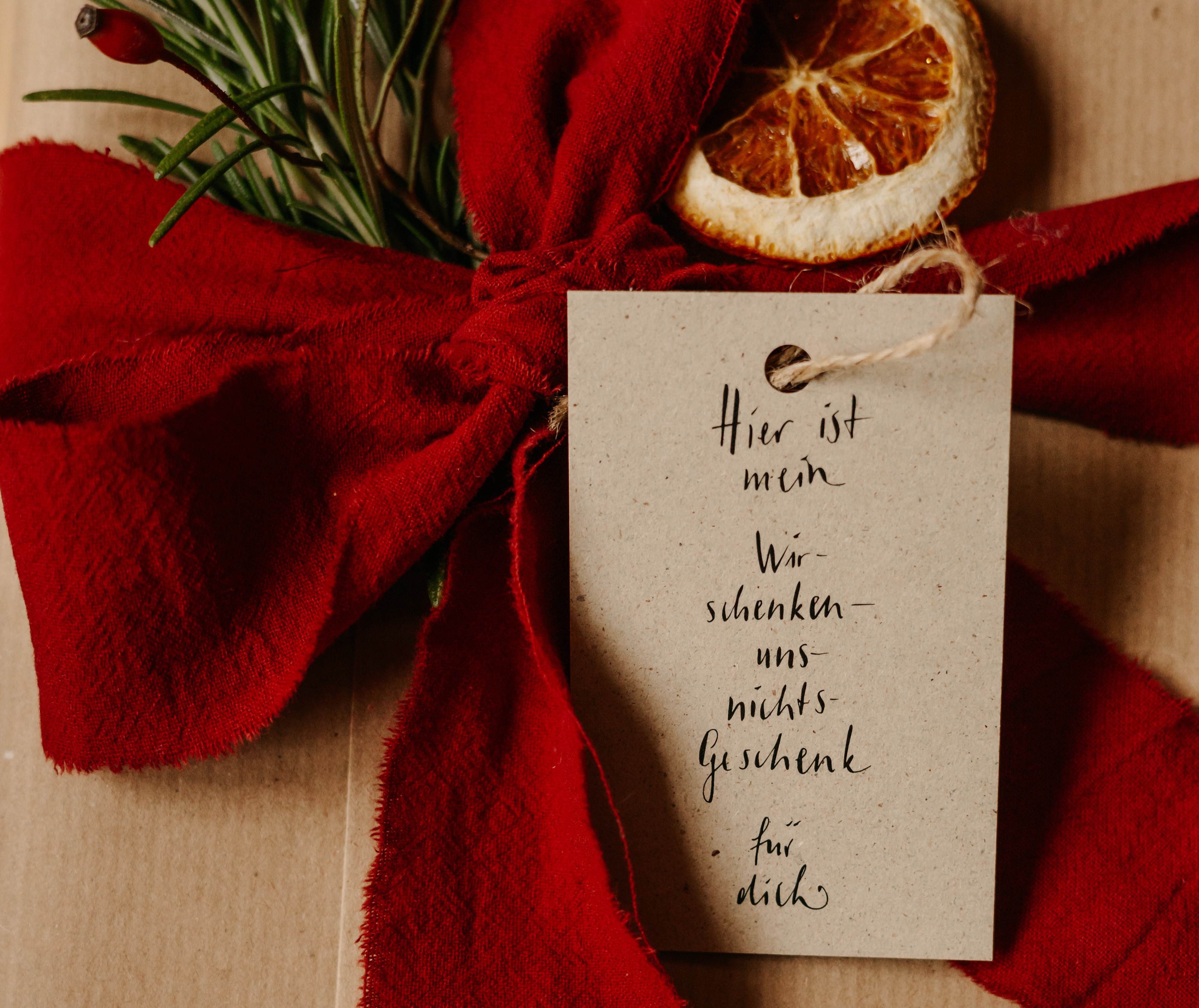 5 x Geschenkanhänger "wir schenken uns nichts" im 5er Set auf Graspapier | 85 x 55 mm