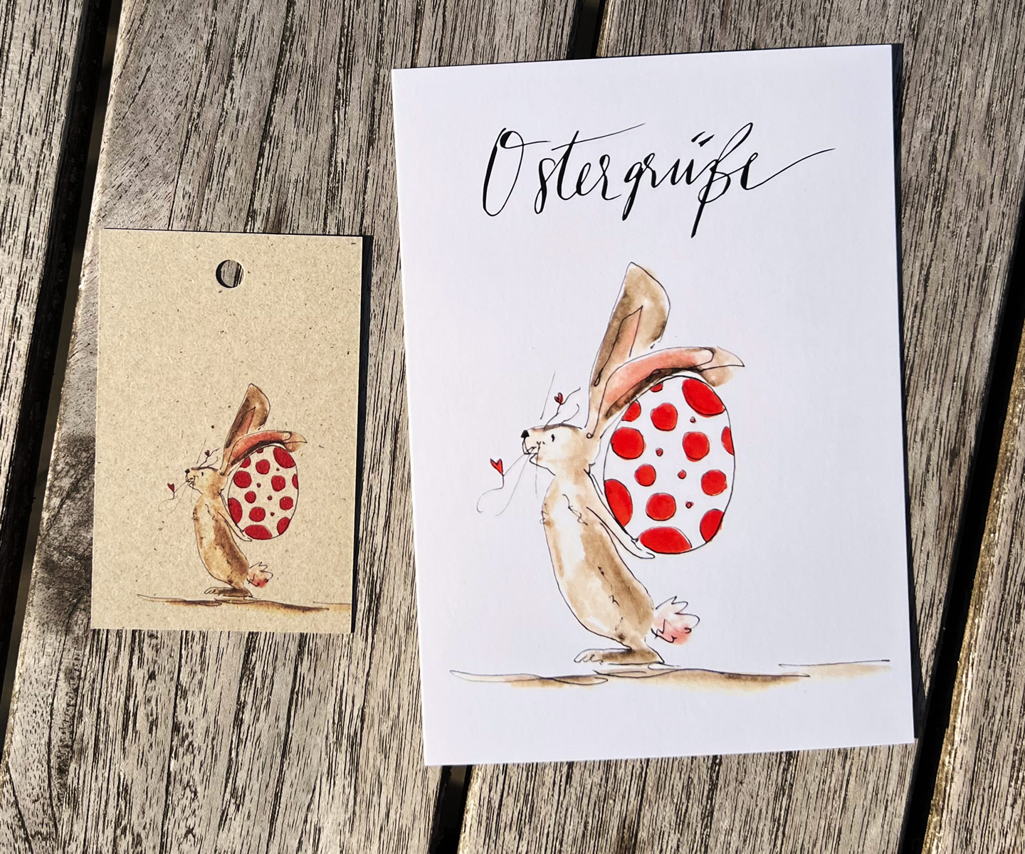 5 x Geschenkanhänger Osterhase mit Ei hinterm Rücken | Oster-Hangtag mit Aquarelmotiv | 5er Set auf Graspapier | 85 x 55 mm