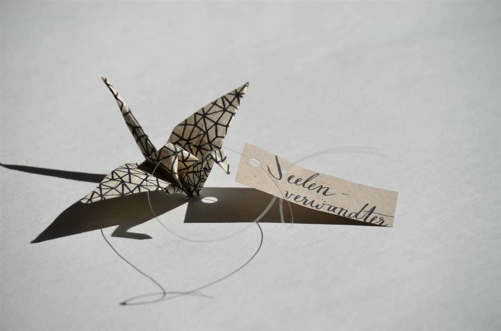 Origami-Kranich schwarz weiß mit deinem  individuellem Schriftzug