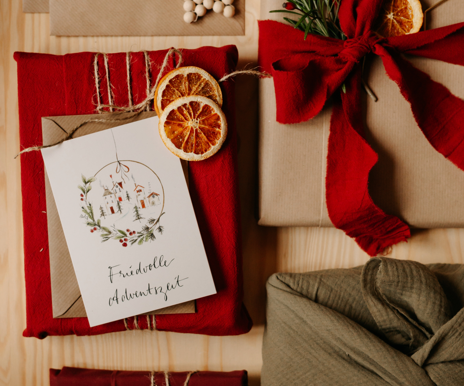 Weihnachtskarte | Friedvolle Adventszeit | Kranz und verschneite Häuser | mit Umschlag