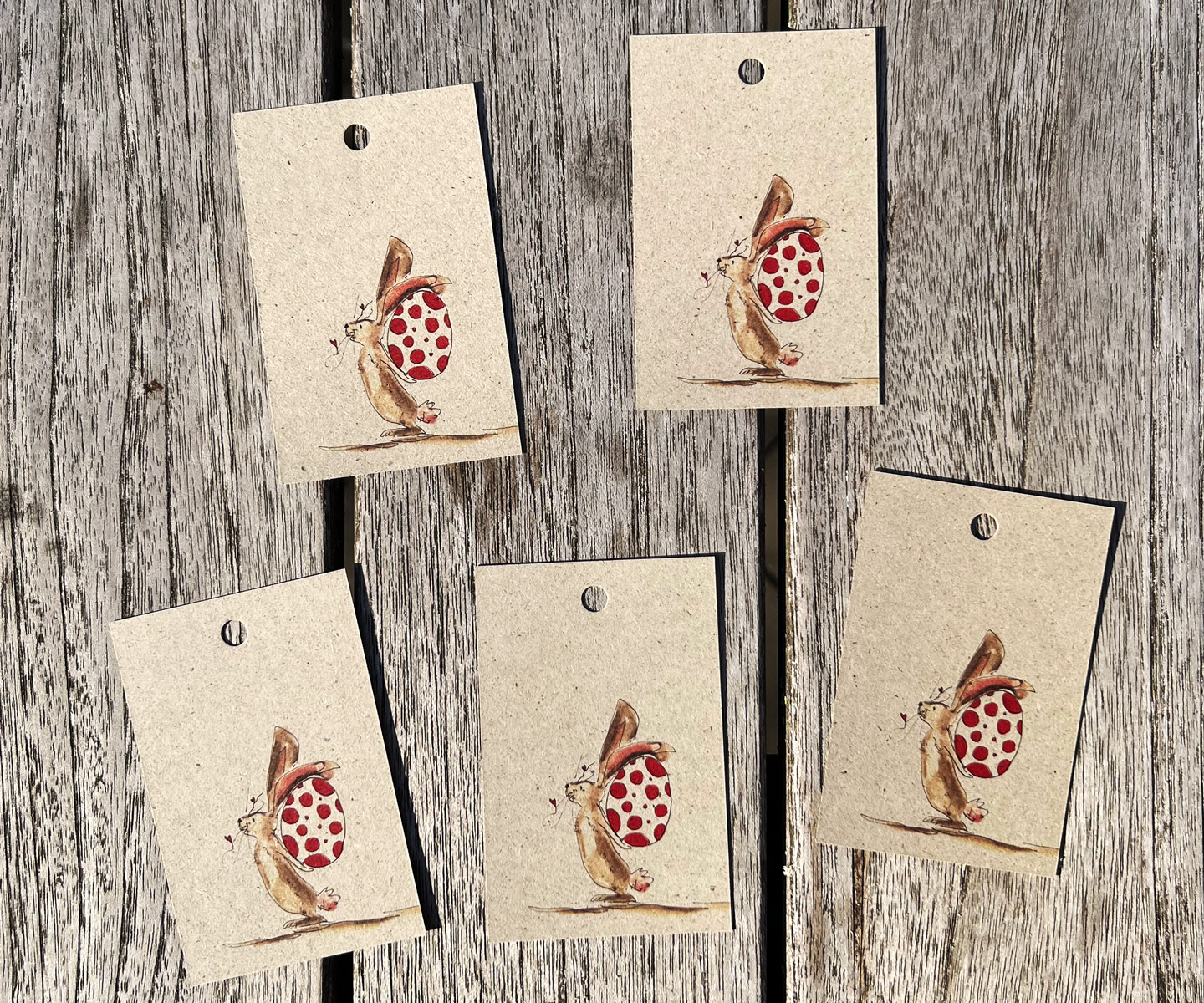 5 x Geschenkanhänger Osterhase mit Ei hinterm Rücken | Oster-Hangtag mit Aquarelmotiv | 5er Set auf Graspapier | 85 x 55 mm