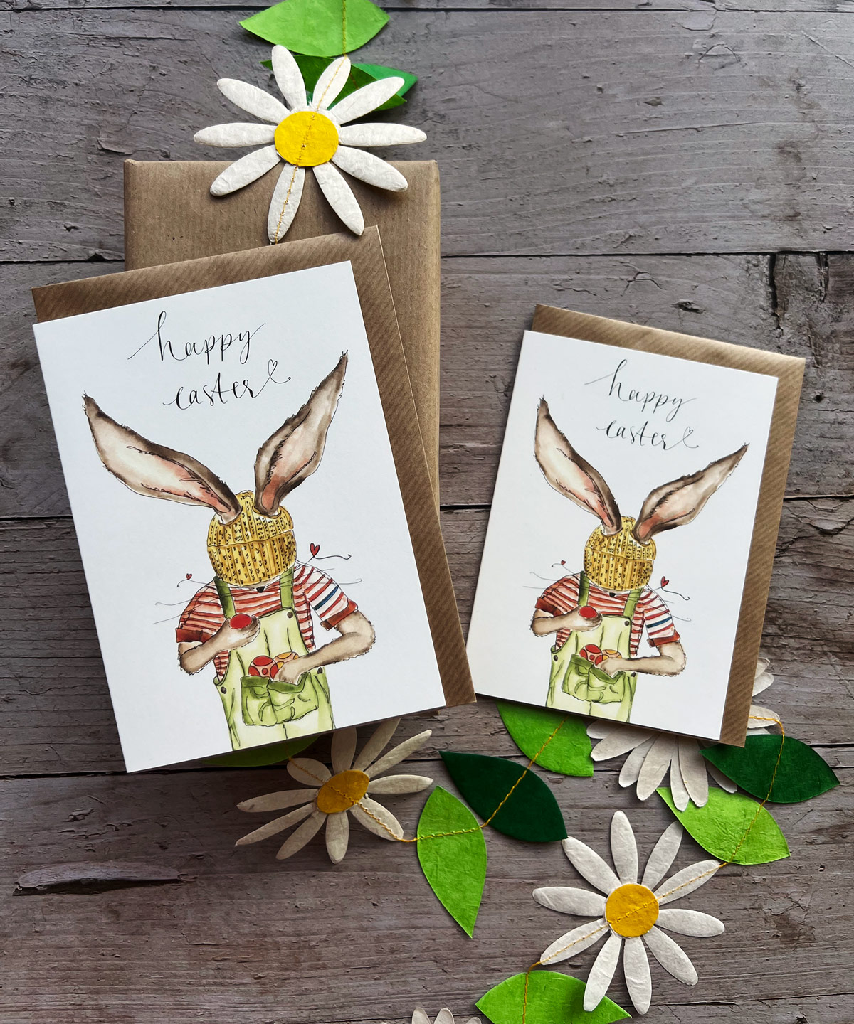 Osterkarte | Happy Easter | Osterhase verstaut Ostereier in Latzhose | Klappkarte