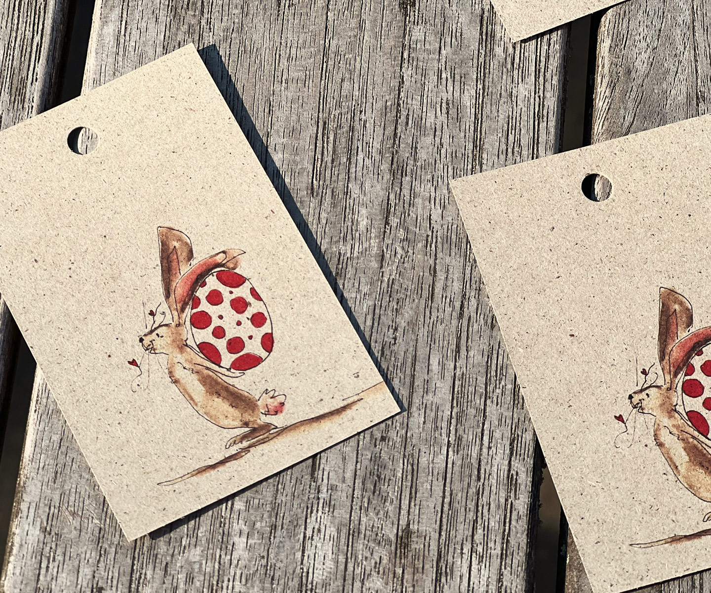 5 x Geschenkanhänger Osterhase mit Ei hinterm Rücken | Oster-Hangtag mit Aquarelmotiv | 5er Set auf Graspapier | 85 x 55 mm