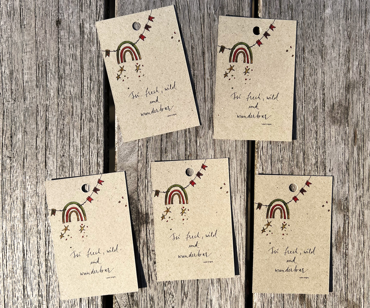 5 x Geschenkanhänger zur Geburt oder Taufe | Sei frech, wild und wunderbar | bunter Regenbogen | 85 x 55 mm