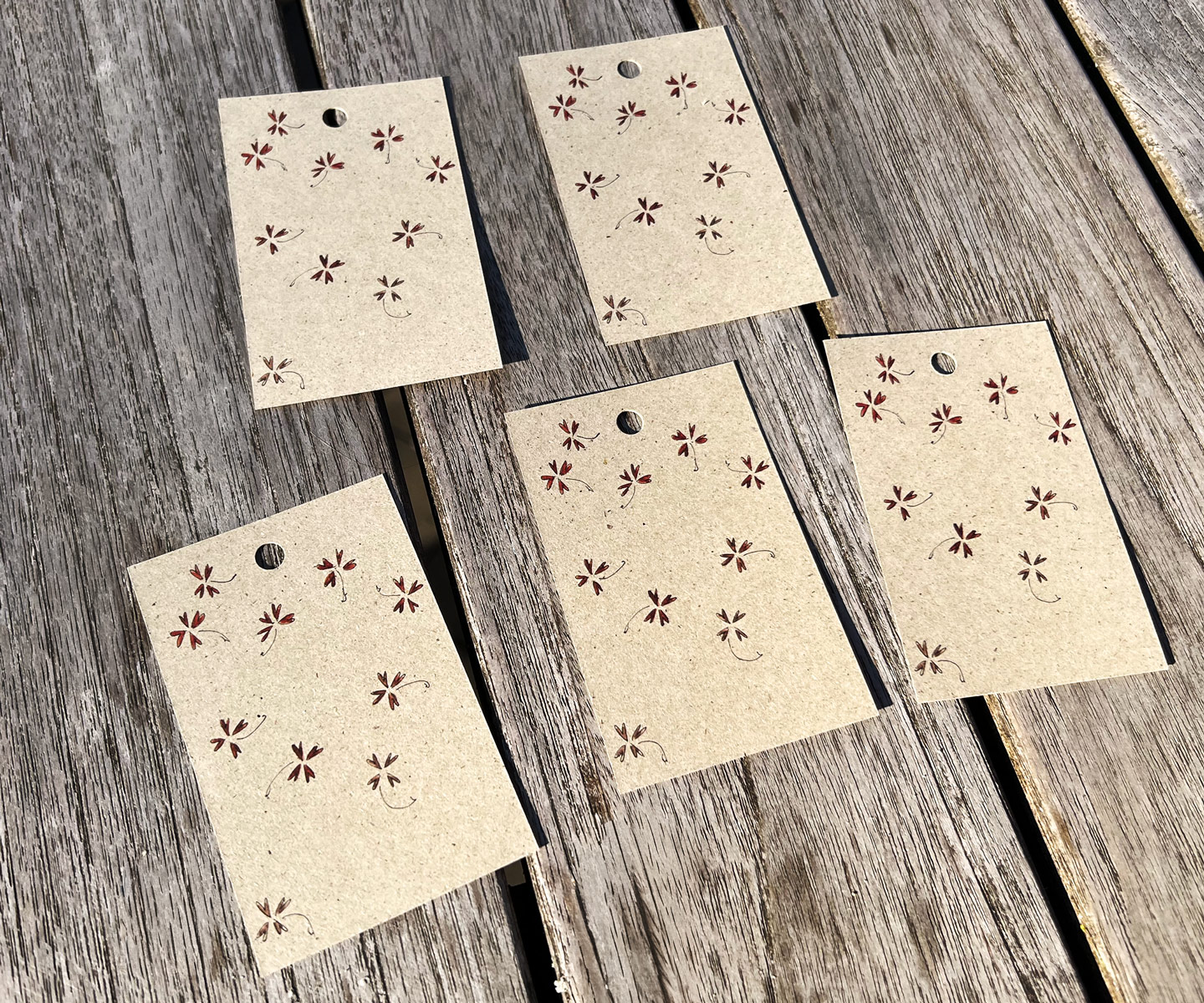 5 x Geschenkanhänger mit Aquarell-Blüten | rote Herzen | 5er Set auf Graspapier | 85 x 55 mm