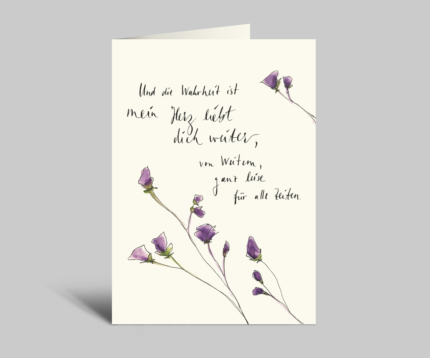 Trauerkarte mit violetten Blumen | Und die Wahrheit ist, mein Herz liebt dich weiter, von weitem, ganz leise, für alle Zeiten | Klappkarte mit Umschlag
