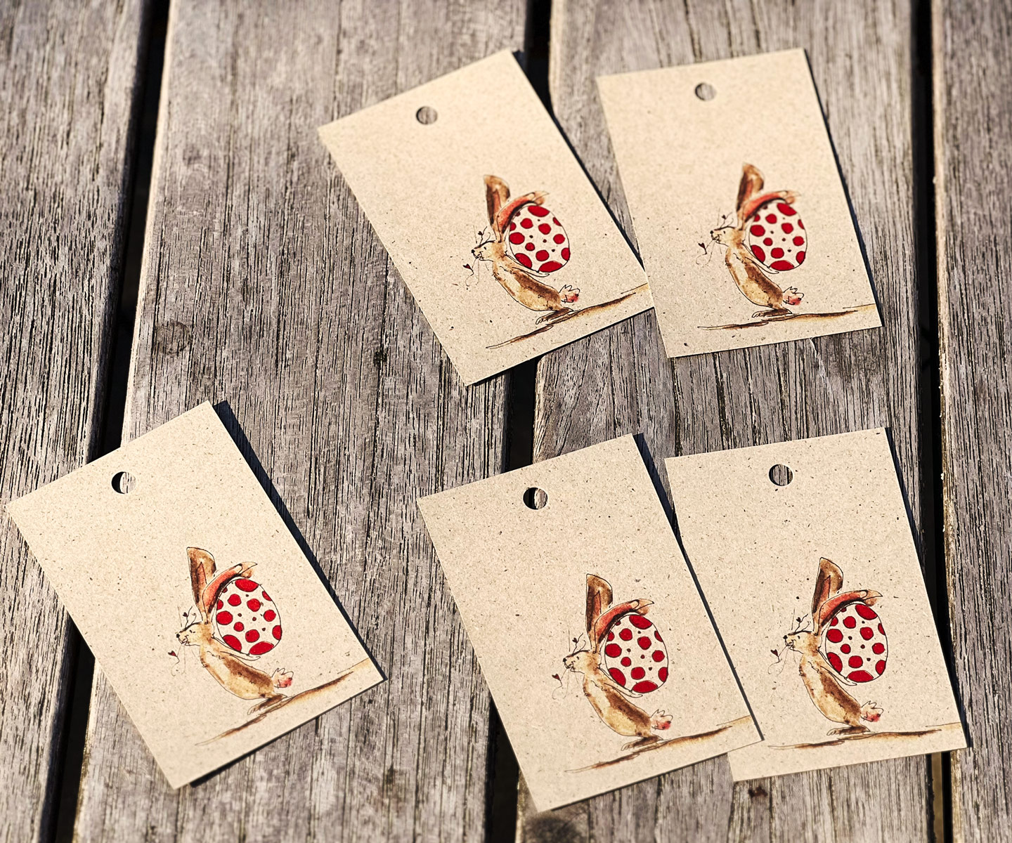 5 x Geschenkanhänger Osterhase mit Ei hinterm Rücken | Oster-Hangtag mit Aquarelmotiv | 5er Set auf Graspapier | 85 x 55 mm